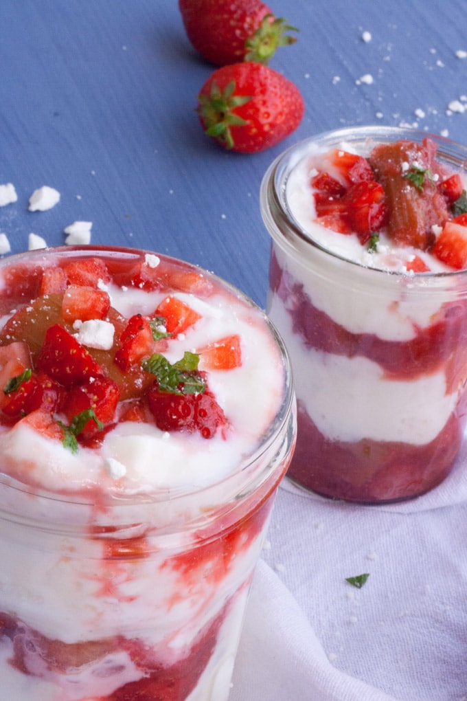 Leichtes Erdbeer-Rhabarber Eton Mess ohne Sahne Erdbeer-Rhabarber Eton Mess-Rezept5
