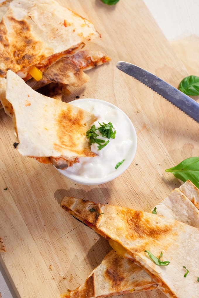 Pizzadillas - extrakäsig, knusprig und vollgepackt mit euren liebsten Pizza-Zutaten - kochkarussell.com Pizzadillas - extrakäsig, knusprig und vollgepackt mit euren liebsten Pizza-Zutaten - kochkarussell.com