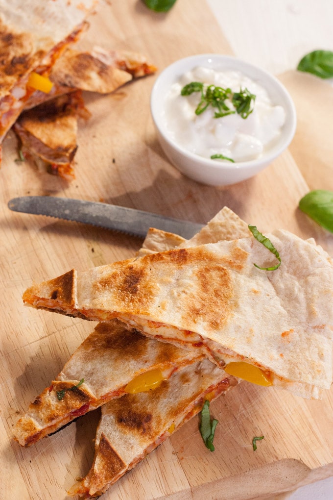 Pizzadillas - extrakäsig, knusprig und vollgepackt mit euren liebsten Pizza-Zutaten - kochkarussell.com Pizzadillas - extrakäsig, knusprig und vollgepackt mit euren liebsten Pizza-Zutaten - kochkarussell.com