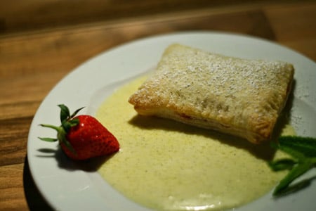 Rhabarber-Erdbeer-Blätterteig-Kissen