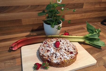 Rhabarber-Streusel mit Pudding und Erdbeeren