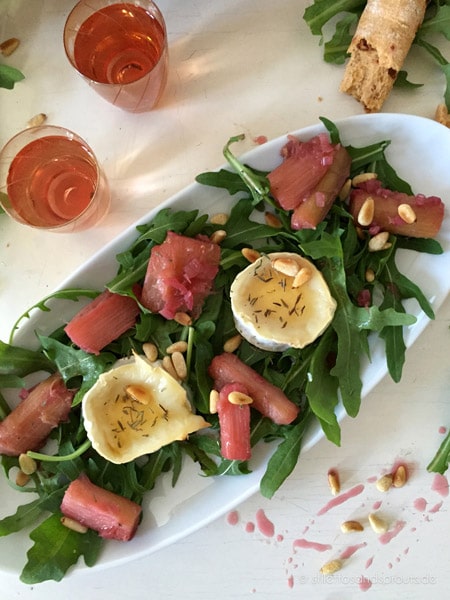 Rucola Salat mit Rhabarber und gratiniertem Ziegenkäse von Stilettos & Sprouts