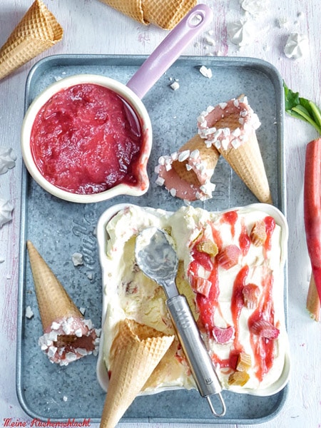 Sahniges Eis mit Rhabarber swirls in rosa Schoko-Baiser Eiswaffeln von Meine Küchenschlacht