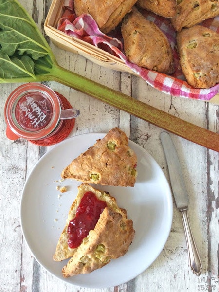 Süße Rhabarberscones von Ina Isst