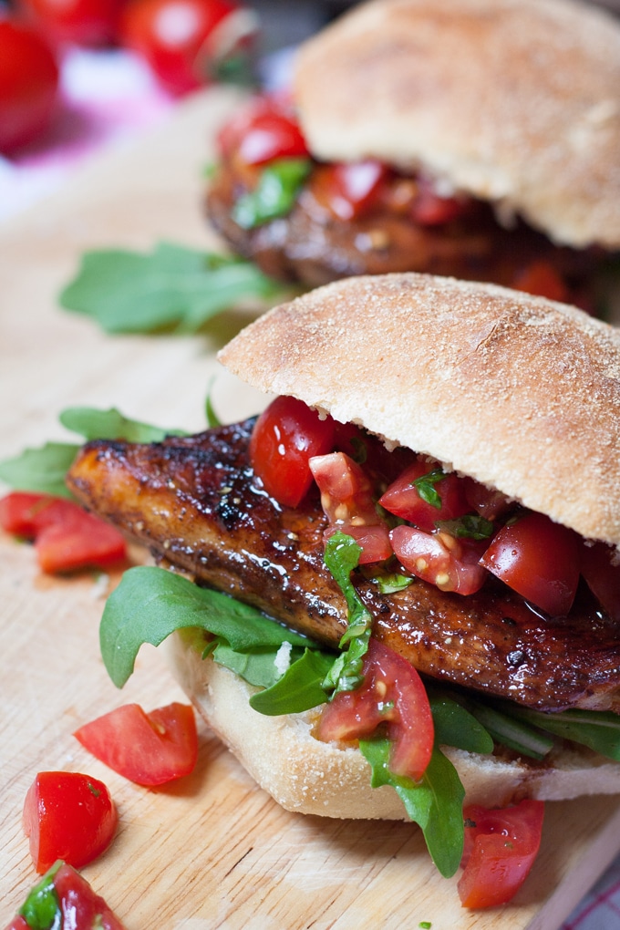 Saftiger Bruschetta Chicken Burger aus 8 Zutaten. Herzhaft, würzig und schnell gemacht - kochkarussell.com Saftiger Bruschetta Chicken Burger aus 8 Zutaten. Herzhaft, würzig und schnell gemacht - kochkarussell.com