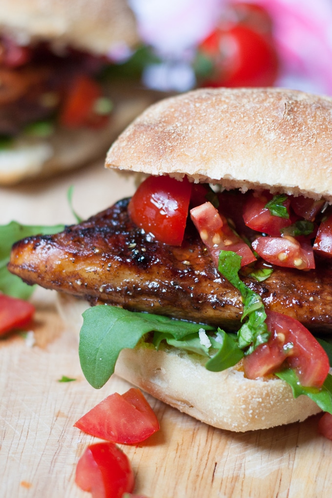 Saftiger Bruschetta Chicken Burger aus 8 Zutaten. Herzhaft, würzig und schnell gemacht - kochkarussell.com Saftiger Bruschetta Chicken Burger aus 8 Zutaten. Herzhaft, würzig und schnell gemacht - kochkarussell.com