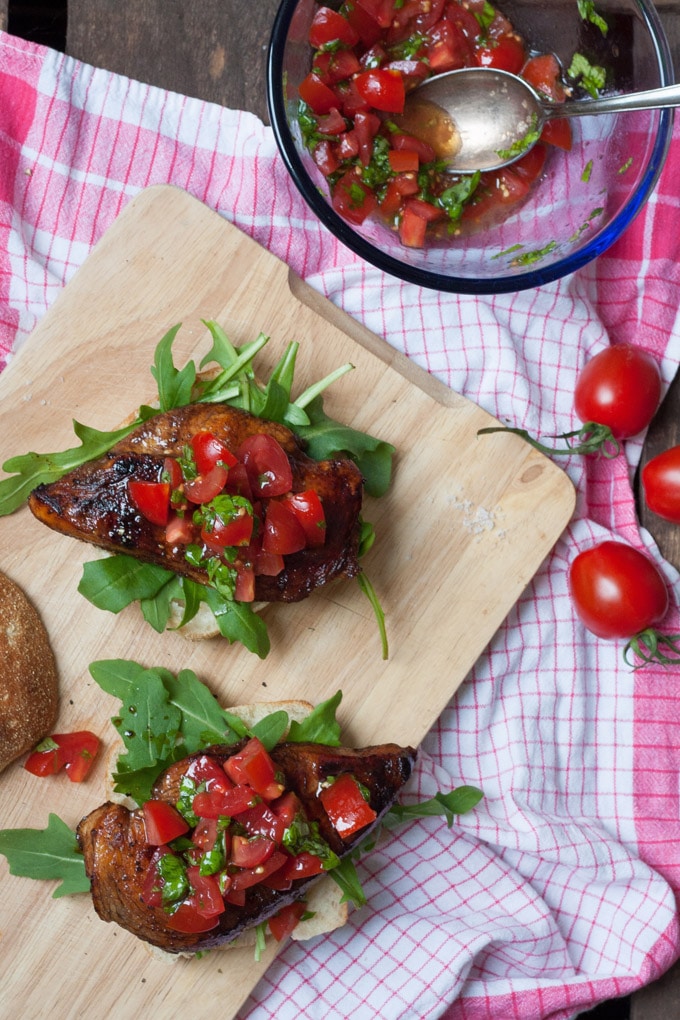 Saftiger Bruschetta Chicken Burger aus 8 Zutaten. Herzhaft, würzig und schnell gemacht - kochkarussell.com Saftiger Bruschetta Chicken Burger aus 8 Zutaten. Herzhaft, würzig und schnell gemacht - kochkarussell.com