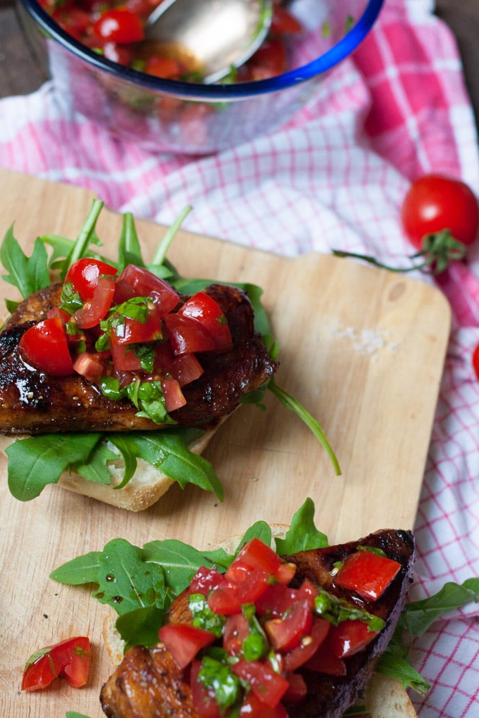 Saftiger Bruschetta Chicken Burger aus 8 Zutaten. Herzhaft, würzig und schnell gemacht - Kochkarussell.com Saftiger Bruschetta Chicken Burger aus 8 Zutaten. Herzhaft, würzig und schnell gemacht - Kochkarussell.com