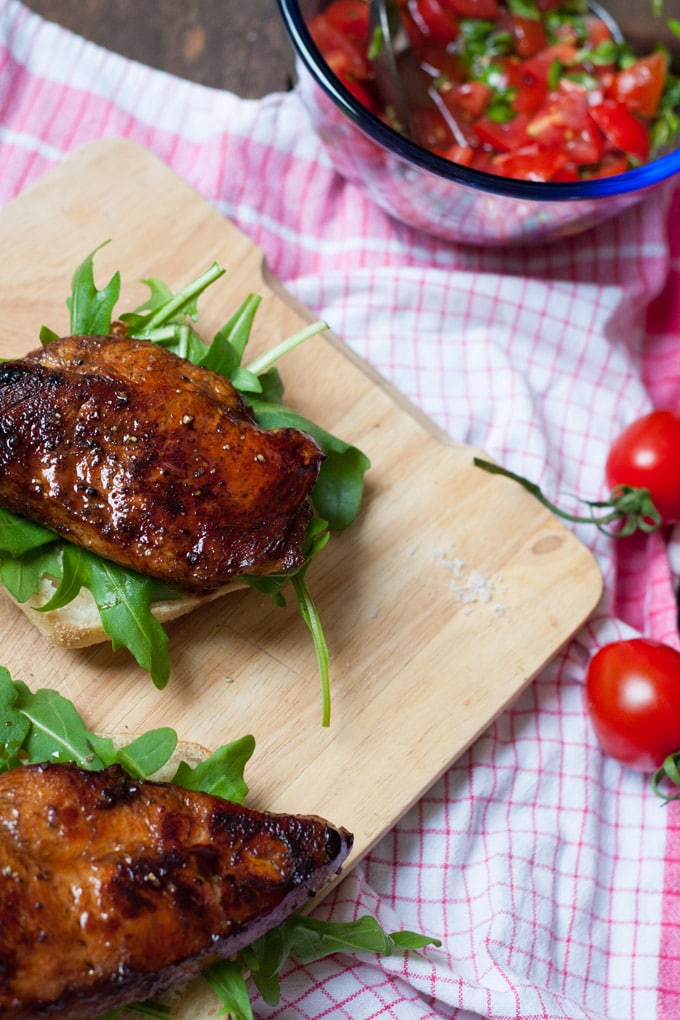 Saftiger Bruschetta Chicken Burger aus 8 Zutaten. Herzhaft, würzig und schnell gemacht - kochkarussell.com Saftiger Bruschetta Chicken Burger aus 8 Zutaten. Herzhaft, würzig und schnell gemacht - kochkarussell.com