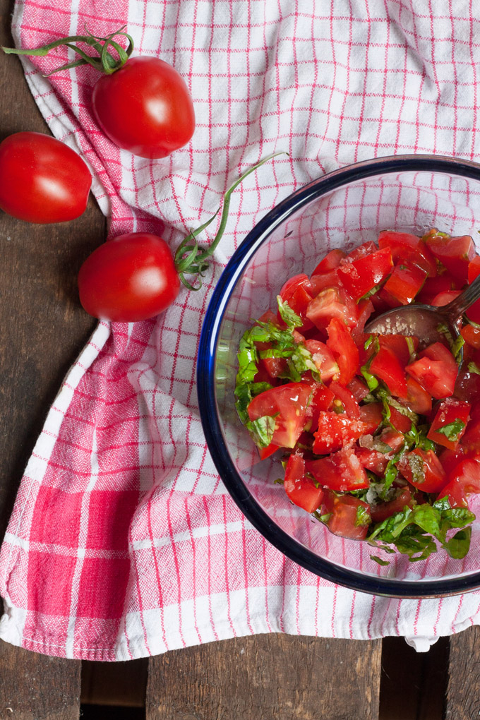 Saftiger Bruschetta Chicken Burger aus 8 Zutaten. Herzhaft, würzig und schnell gemacht - kochkarussell.com Saftiger Bruschetta Chicken Burger aus 8 Zutaten. Herzhaft, würzig und schnell gemacht - kochkarussell.com