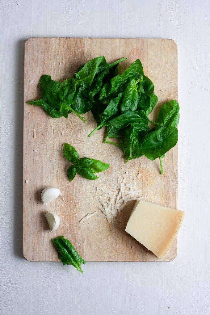 Zutaten für das Spinat Basilikum Pesto ohne Nüsse. In 5 Minuten fertig und herrlich würzig - kochkarussell.com