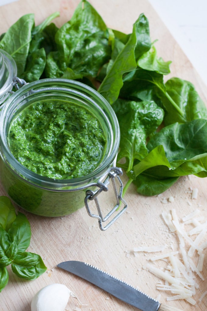 Das Spinat Basilikum Pesto ohne Nüsse ist in 5 Minuten fertig und herrlich würzig - kochkarussell.com
