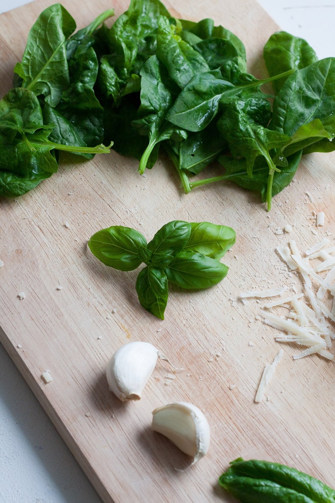 Zutaten für das Spinat Basilikum Pesto ohne Nüsse. In 5 Minuten fertig und herrlich würzig - kochkarussell.com