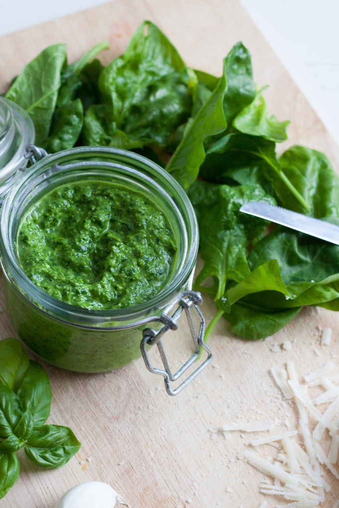 Das Spinat Basilikum Pesto ohne Nüsse ist in 5 Minuten fertig und herrlich würzig - kochkarussell.com