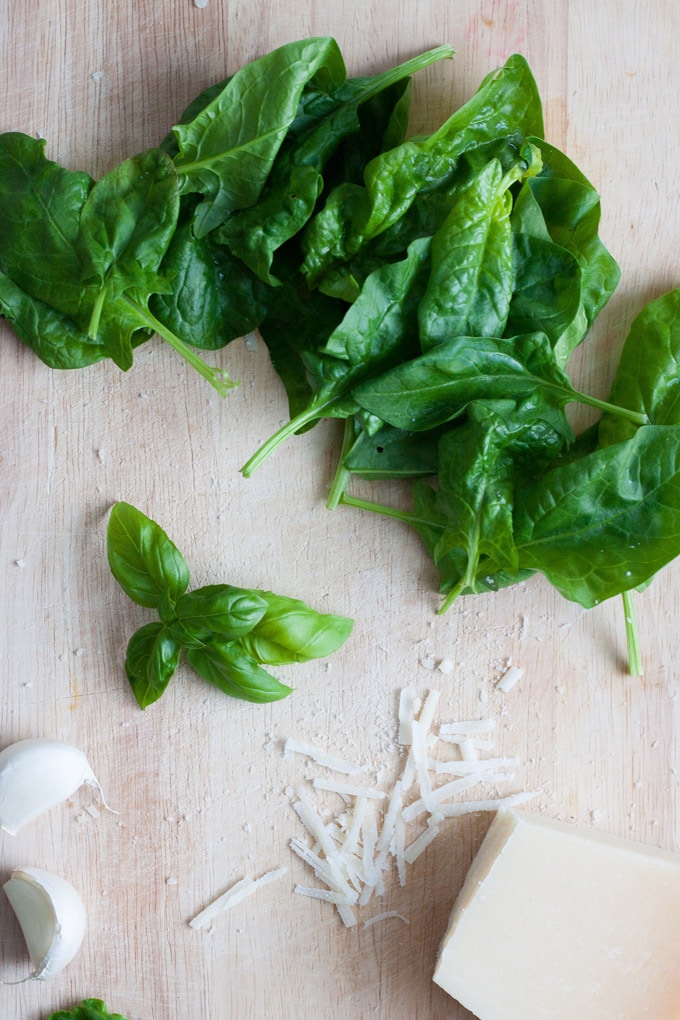 Zutaten für das Spinat Basilikum Pesto ohne Nüsse. In 5 Minuten fertig und herrlich würzig - kochkarussell.com