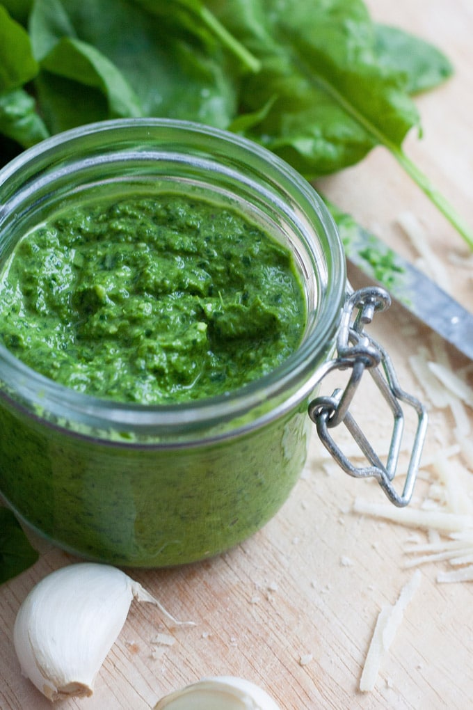 Das Spinat Basilikum Pesto ohne Nüsse ist in 5 Minuten fertig und herrlich würzig - kochkarussell.com