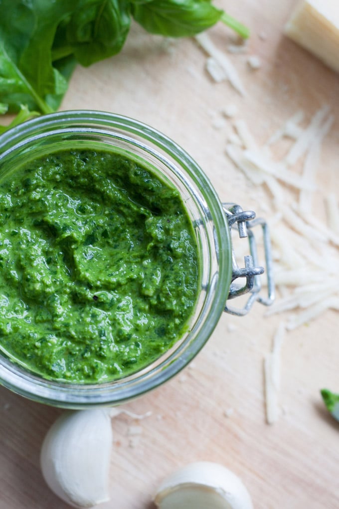 Das Spinat Basilikum Pesto ohne Nüsse ist in 5 Minuten fertig und herrlich würzig - kochkarussell.com