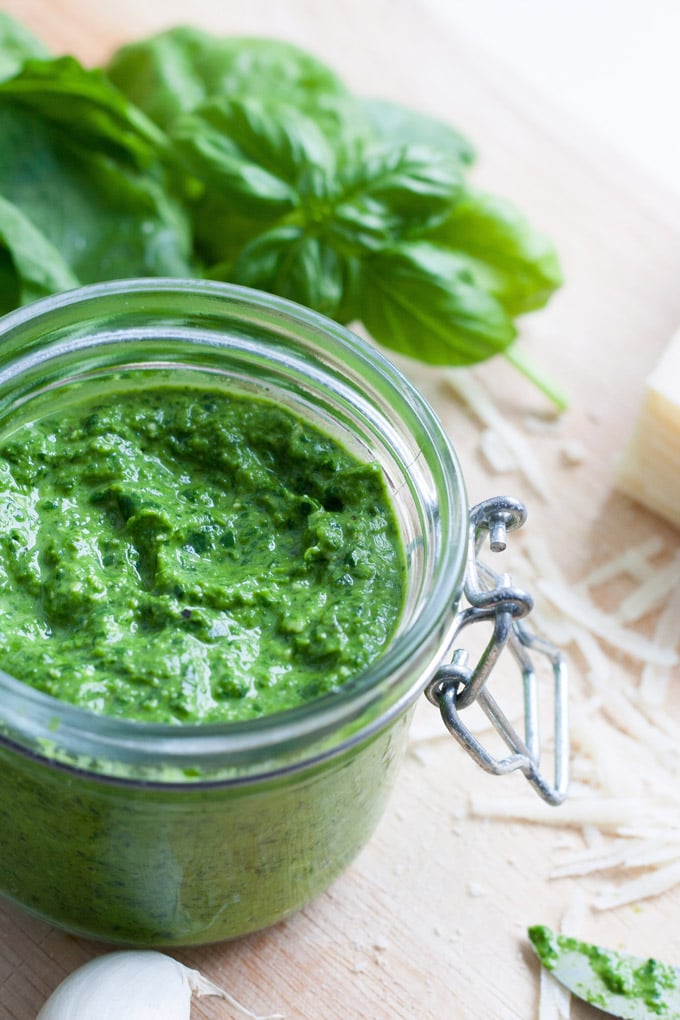 Das Spinat Basilikum Pesto ohne Nüsse ist in 5 Minuten fertig und herrlich würzig - kochkarussell.com
