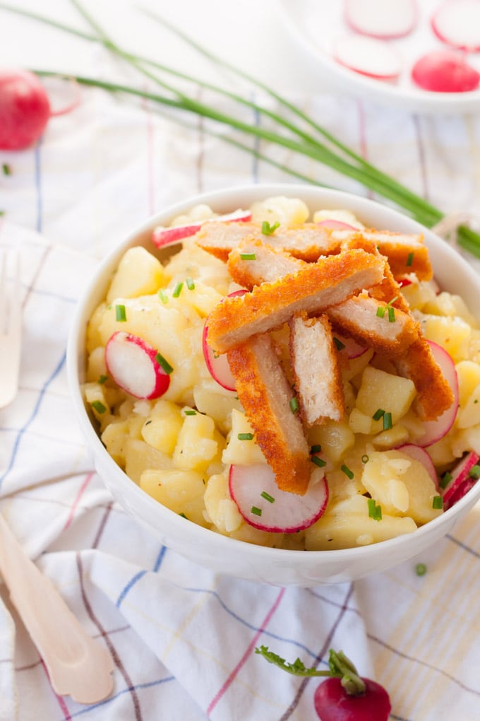 Weltbester Kartoffelsalat mit Rügenwalder Mühle Veggieschnitzel. Herzhaft, würzig und ganz ohne Mayonnaise - kochkarussell.com
