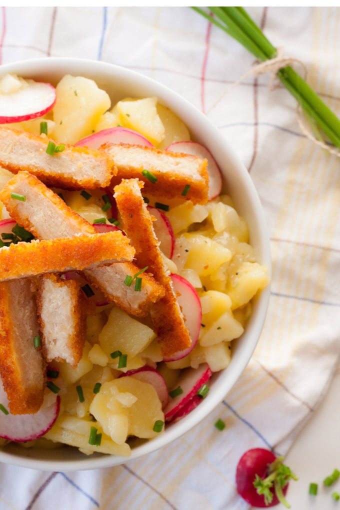 Weltbester Kartoffelsalat mit Rügenwalder Mühle Veggieschnitzel. Herzhaft, würzig und ganz ohne Mayonnaise - kochkarussell.com