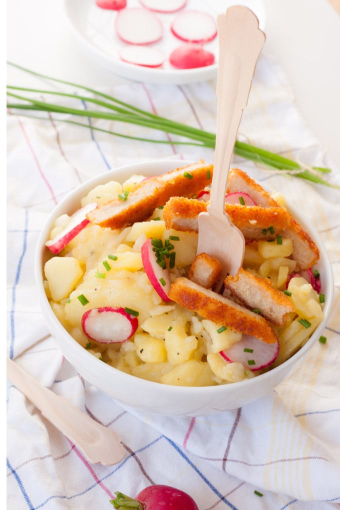 Weltbester Kartoffelsalat mit Rügenwalder Mühle Veggieschnitzel. Herzhaft, würzig und ganz ohne Mayonnaise - kochkarussell.com