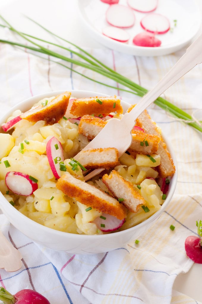 Weltbester Kartoffelsalat mit Rügenwalder Mühle Veggieschnitzel. Herzhaft, würzig und ganz ohne Mayonnaise - kochkarussell.com