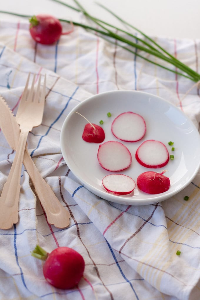 Radieschen für den weltbesten Kartoffelsalat mit Rügenwalder Mühle Veggieschnitzel. Herzhaft, würzig und ganz ohne Mayonnaise - kochkarussell.com