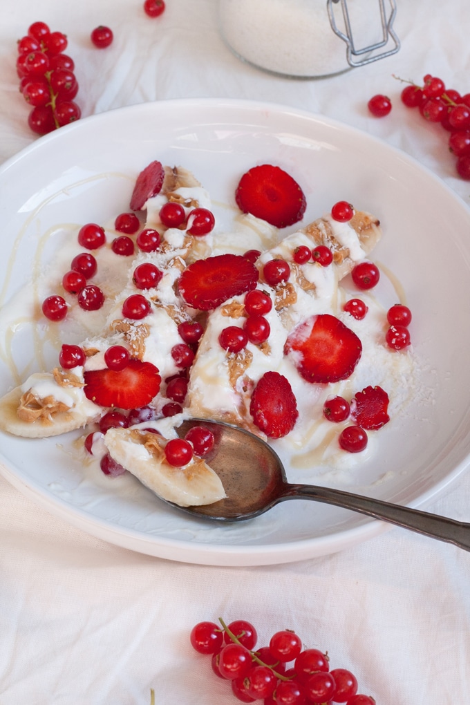 Gesundes Bananensplit. Vollgepackt mit guten Zutaten, gefroren und in 5 Minuten fertig - kochkarussell.com Gesundes Bananensplit. Vollgepackt mit guten Zutaten, gefroren und in 5 Minuten fertig - kochkarussell.com