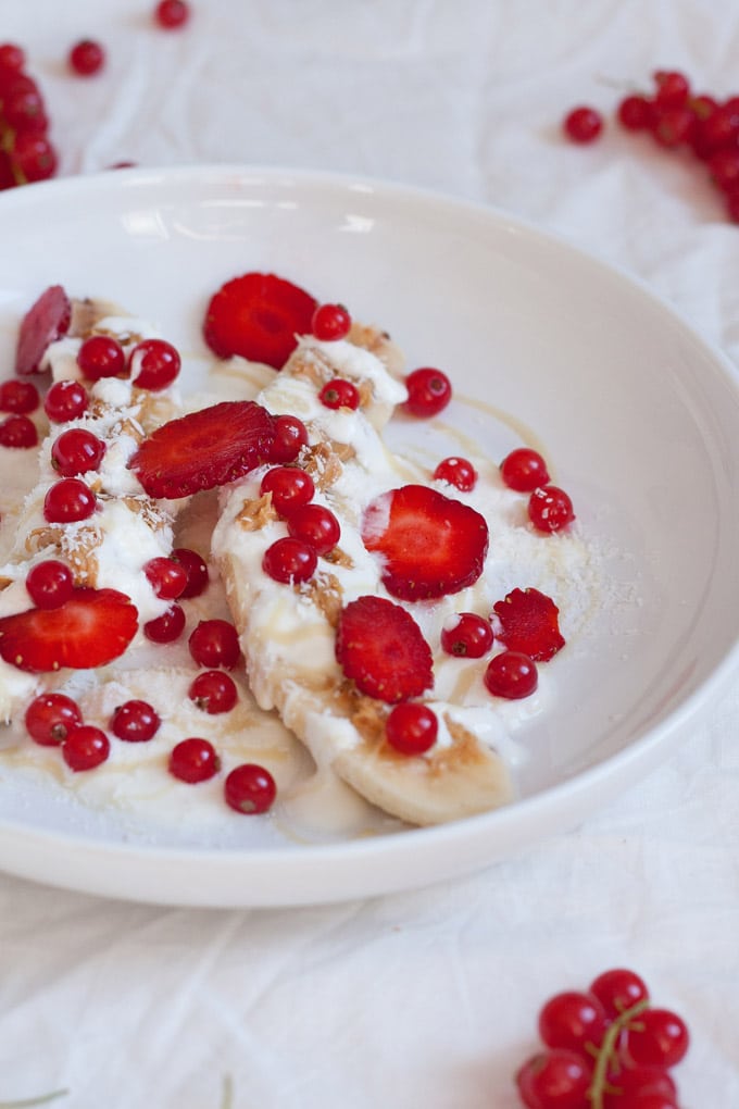 Gesundes Bananensplit. Vollgepackt mit guten Zutaten, gefroren und in 5 Minuten fertig - Kochkarussell.com Gesundes Bananensplit. Vollgepackt mit guten Zutaten, gefroren und in 5 Minuten fertig - Kochkarussell.com