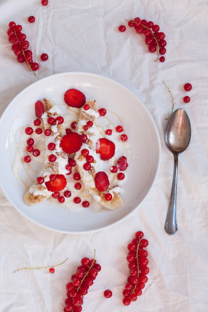 Gesundes Bananensplit. Vollgepackt mit guten Zutaten, gefroren und in 5 Minuten fertig - kochkarussell.com Gesundes Bananensplit. Vollgepackt mit guten Zutaten, gefroren und in 5 Minuten fertig - kochkarussell.com