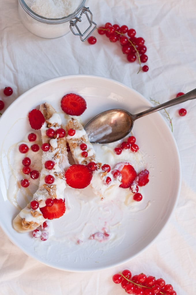 Gesundes Bananensplit. Gefroren, vollgepackt mit guten Zutaten und in 5 Minuten fertig - kochkarussell.com Gesundes Bananensplit. Gefroren, vollgepackt mit guten Zutaten und in 5 Minuten fertig - kochkarussell.com