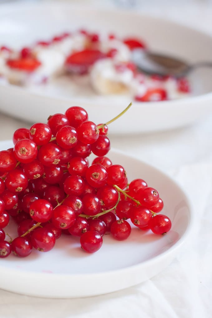 Gesundes Bananensplit. Vollgepackt mit guten Zutaten, gefroren und in 5 Minuten fertig - kochkarussell.com Gesundes Bananensplit. Vollgepackt mit guten Zutaten, gefroren und in 5 Minuten fertig - kochkarussell.com
