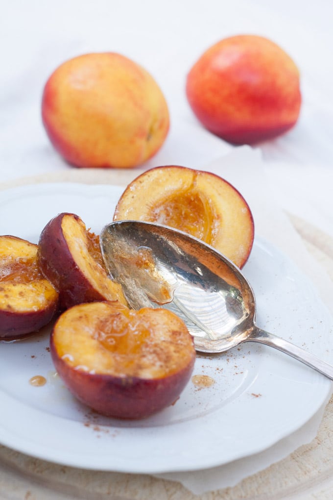 Saftige Honig-Nektarinen aus dem Ofen. Nur drei Zutaten und unglaublich lecker - Kochkarussell.com