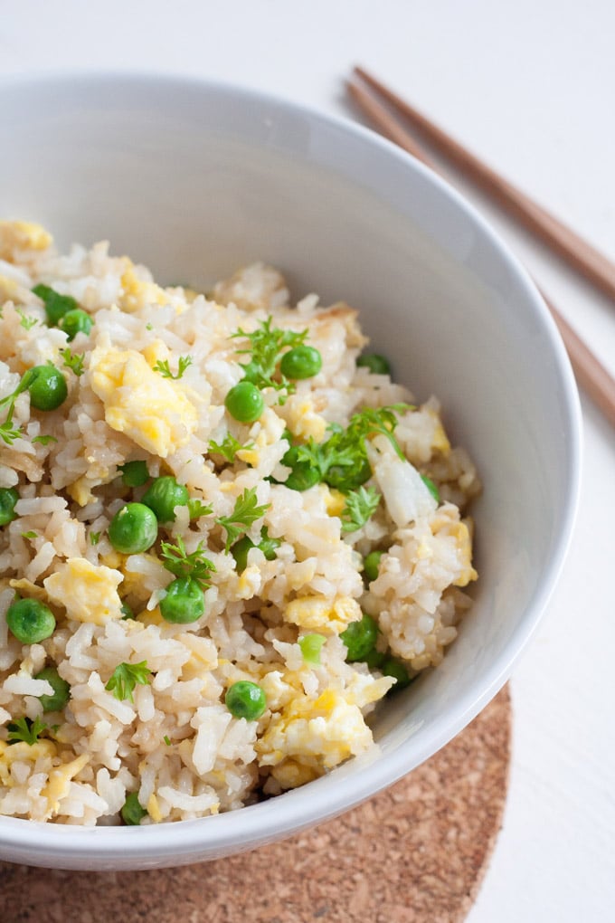 15-Minuten knuspriger Bratreis mit Erbsen: 15 schnelle und einfache Vorratskammer-Rezepte. - Kochkarussell.com #rezepte #schnellundeinfach #feierabendküche