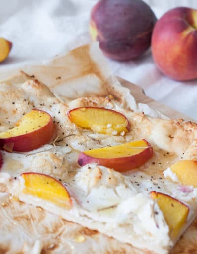Schneller Flammkuchen mit Pfirsich, Ziegenkäse und Honig4