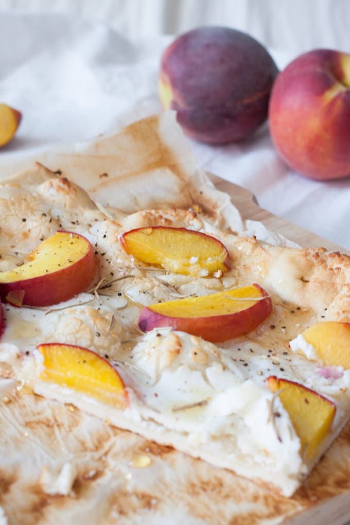 Schneller Flammkuchen mit Pfirsich, Ziegenkäse und Honig4