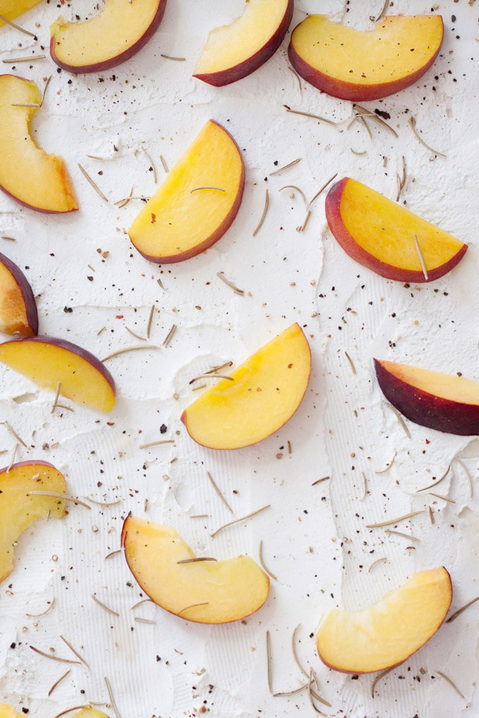 Schneller Flammkuchen mit Pfirsich, Ziegenkäse und Honig. Herzhaft, knusprig und in 20 Minuten auf dem Tisch - Kochkarussell.com