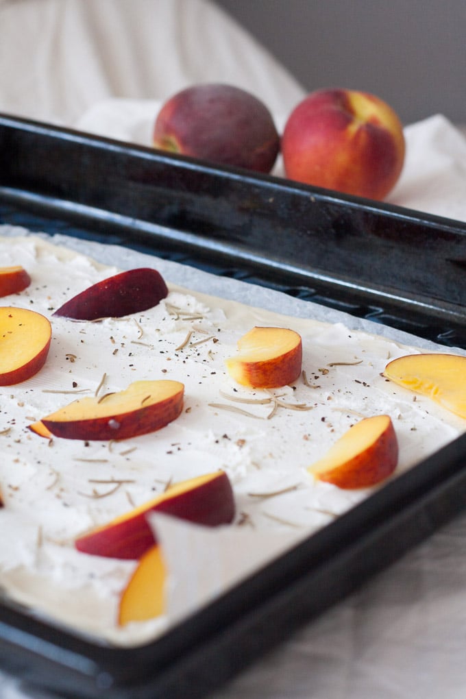 Schneller Flammkuchen mit Pfirsich, Ziegenkäse und Honig. Herzhaft, knusprig und in 20 Minuten auf dem Tisch - kochkarussell.com