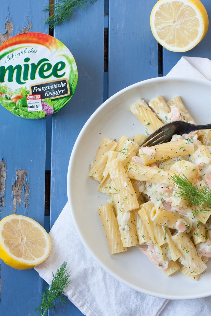 15-Minuten Pasta mit Frischkäse-Sauce und Räucherlachs. Herrlich cremig und so gut - kochkarussell.com