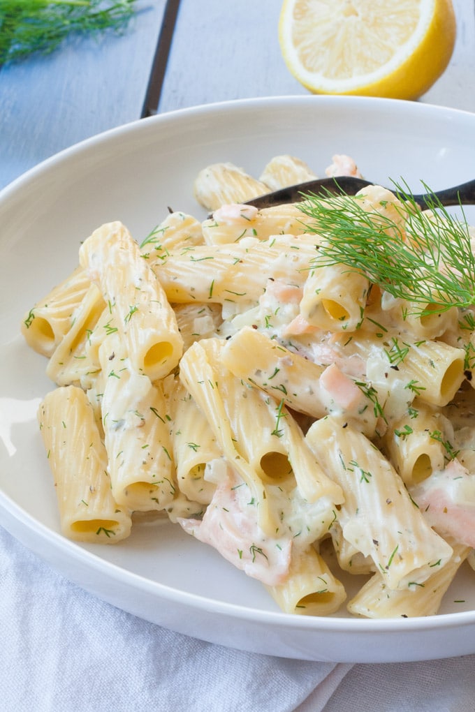 15-Minuten Pasta mit Frischkäse-Sauce und Räucherlachs. Herrlich cremig und so gut - kochkarussell.com