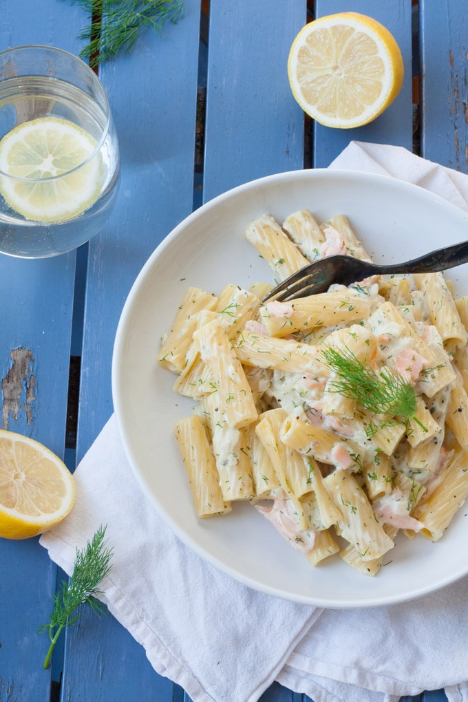15-Minuten Pasta mit Frischkäse-Sauce und Räucherlachs. Herrlich cremig und so gut - kochkarussell.com
