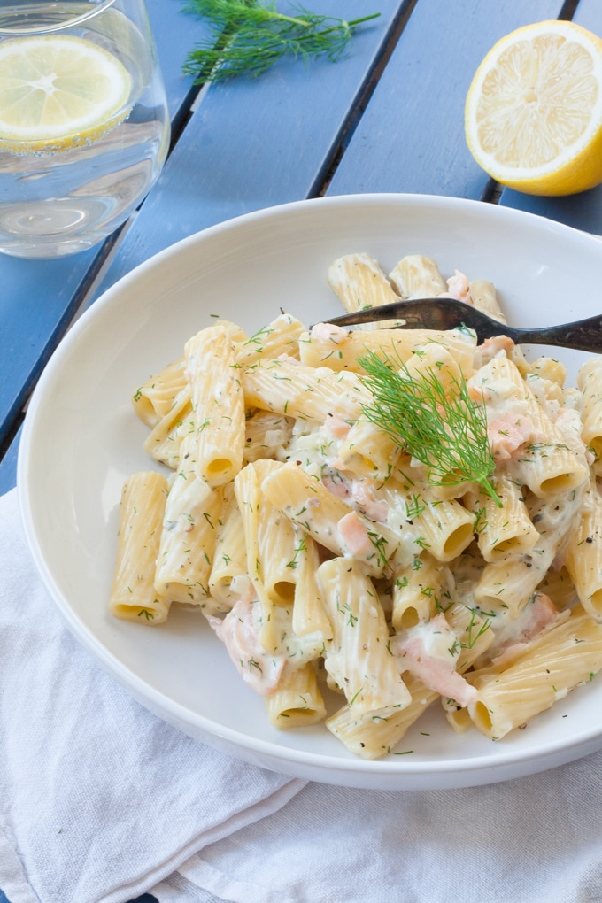 15 keine Lust zu kochen Rezepte für den Sommer. Pasta mit Frischkäse-Sauce und Räucherlachs. Dieses Rezept ist einfach und perfekt für heiße Sommertage! - Kochkarussell.com #sommer #keinelustzukochen #rezept #kochkarussell