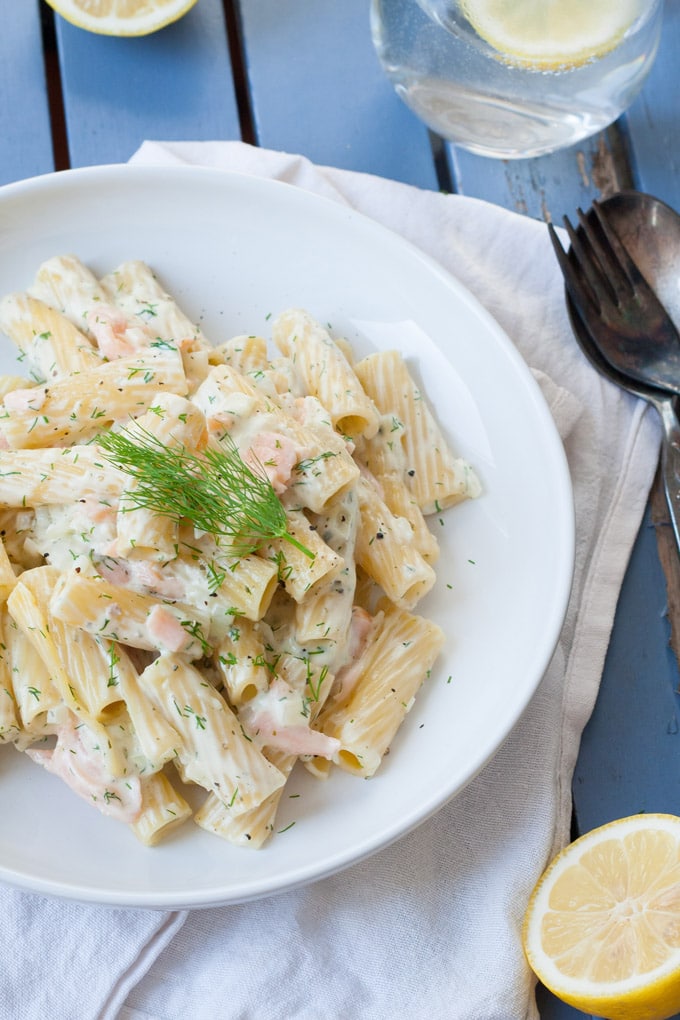 15-Minuten Pasta mit Frischkäse-Sauce und Räucherlachs. Herrlich cremig und so gut - kochkarussell.com