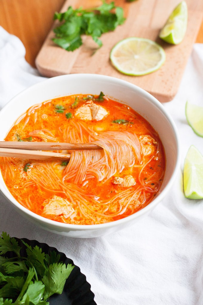 20-Minuten Thai Chicken Soup. Herzhaft, würzig und extraschnell - Kochkarussell.com 20-Minuten Thai Chicken Soup. Herzhaft, würzig und extraschnell - Kochkarussell.com