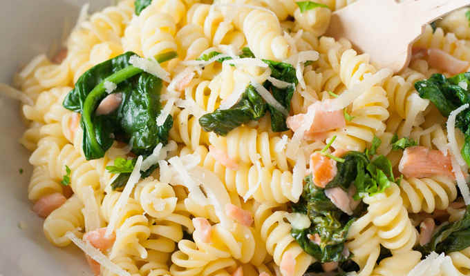 One Pot Pasta mit Spinat und Räucherlachs - Kochkarussell.com