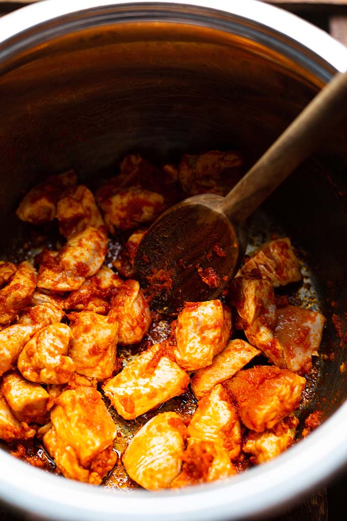 Thai-Suppe mit Hähnchen und Kokosmilch - Würzig, wohlig warm und extraschnell fertig. Die super leckere Thai-Suppe mit Hähnchen und Kokosmilch die extra schnell fertig, herzhaft und in nur 20 Min auf dem Tisch! Ein tolles Rezept für ein schnelles Abendessen oder Lunch und dazu auch noch Meal Prep-geeignet. Kochkarussell - dein Foodblog für schnelle und einfache Feierabendrezepte.