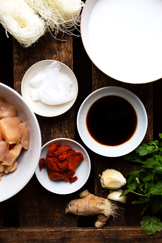 Thai-Suppe mit Hähnchen und Kokosmilch - Würzig, wohlig warm und extraschnell fertig. Die super leckere Thai-Suppe mit Hähnchen und Kokosmilch die extra schnell fertig, herzhaft und in nur 20 Min auf dem Tisch! Ein tolles Rezept für ein schnelles Abendessen oder Lunch und dazu auch noch Meal Prep-geeignet. Kochkarussell - dein Foodblog für schnelle und einfache Feierabendrezepte.