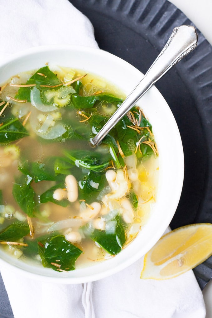 Weiße Bohnensuppe mit Spinat. Herzhaft, schnell und wohlig warm - kochkarussell.com