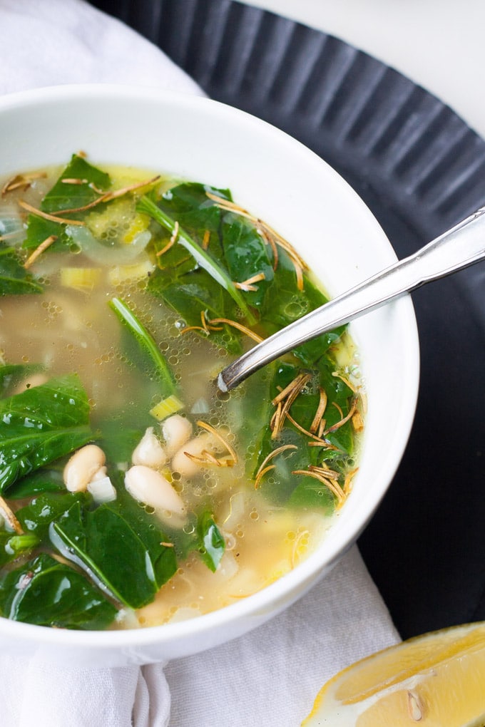 Weiße Bohnensuppe mit Spinat. Herzhaft, schnell und wohlig warm - kochkarussell.com