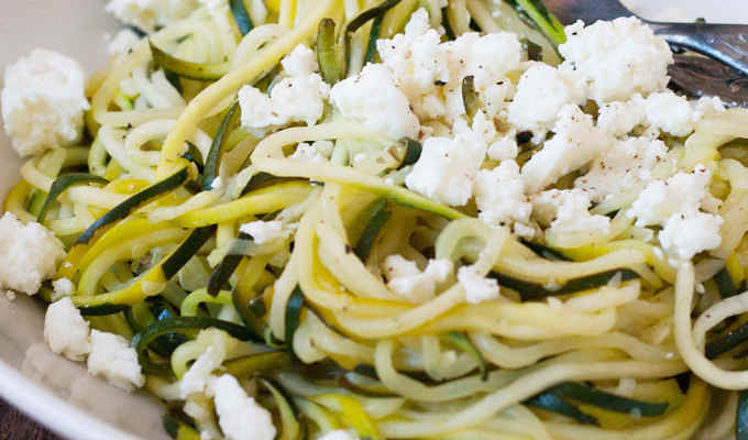 Schnell, Low Carb und trotzdem sättigend  die Zucchini-Spaghetti mit Zitrone und Feta werdet ihr lieben!